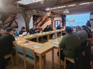 Auch für langjähriges Fahrpersonal gab es Neuigkeiten bei den beiden Schulungsterminen, die im Alten Rathaus in Bodenmais durchgeführt wurden. Foto: Veronika Eisch / Landratsamt Regen