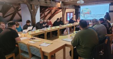 Auch für langjähriges Fahrpersonal gab es Neuigkeiten bei den beiden Schulungsterminen, die im Alten Rathaus in Bodenmais durchgeführt wurden. Foto: Veronika Eisch / Landratsamt Regen