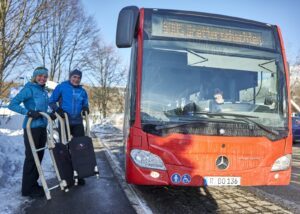 Die Skibusse bringen Einheimische und Urlauber ohne Parkplatzsuche ins Wintervergnügen, Foto: Woidlife Photography 