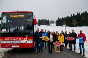 Zum Auftakt der neuen Skibusverbindung haben sich die Verantwortlichen an der neuen Haltestelle St. Englmar, Skiarena getroffen., v.li.: Landrat Josef Laumer, Bürgermeister Anton Piermeier, Andreas Eichinger, Bettina Graßl, Landrätin Rita Röhrl, Monika Häuslmeier, Bürgermeister Herbert Preuß, Christina Wibmer, Bürgermeister Hans Greil, Astrid Piermier, Veronika Eisch, Michael Karmainski (RBO) und Hans Aschenbrenner. Foto: Wurm, Tourist Info St. Englmar