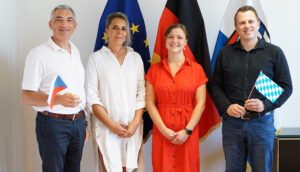 Landrat Dr. Ronny Raith, Simona Fink von der Koordinierungsstelle Bayern-Böhmen, die das Projekt durch ihre jahrzehntelange Expertise unterstützt, Projektkoordinatorin Tabea Lepšík und Tobias Wittenzellner, Leiter Kreisentwicklung, bereiten im Landratsamt Regen alles auf die offizielle Projektauftaktveranstaltung im September vor. Foto: Miriam Lange / Landkreis Regen