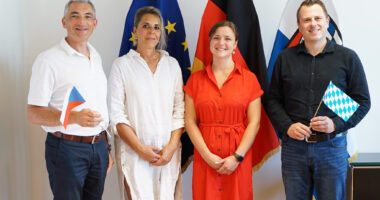Landrat Dr. Ronny Raith, Simona Fink von der Koordinierungsstelle Bayern-Böhmen, die das Projekt durch ihre jahrzehntelange Expertise unterstützt, Projektkoordinatorin Tabea Lepšík und Tobias Wittenzellner, Leiter Kreisentwicklung, bereiten im Landratsamt Regen alles auf die offizielle Projektauftaktveranstaltung im September vor. Foto: Miriam Lange / Landkreis Regen