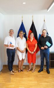 Landrat Dr. Ronny Raith, Simona Fink von der Koordinierungsstelle Bayern-Böhmen, die das Projekt durch ihre jahrzehntelange Expertise unterstützt, Projektkoordinatorin Tabea Lepšík und Tobias Wittenzellner, Leiter Kreisentwicklung, bereiten im Landratsamt Regen alles auf die offizielle Projektauftaktveranstaltung im September vor. Foto: Miriam Lange / Landkreis Regen