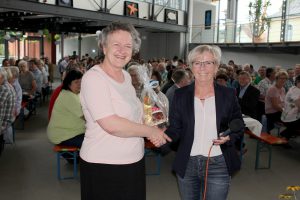 Landrätin Rita Röhrl mit Ingeborg Treml (li.), die am Sommerfest auch ihren 65. Geburtstag feiern konnte. Foto: Langer/Landkreis Regen