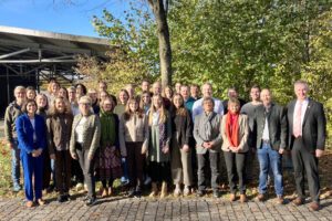 Unser Bild zeigt von rechts stellvertretenden Landrat Helmut Plenk, Sachgebietsleiter Sozialamt Horst Kuffner sowie die Teilnehmerinnen und Teilnehmer der Sozialamtstagung. Foto: Ramona Simeth / Landratsamt Regen