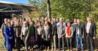 Unser Bild zeigt von rechts stellvertretenden Landrat Helmut Plenk, Sachgebietsleiter Sozialamt Horst Kuffner sowie die Teilnehmerinnen und Teilnehmer der Sozialamtstagung. Foto: Ramona Simeth / Landratsamt Regen