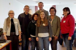 Sie freuen sich über die rege Teilnahme beim fünften Spielenachmittag, v.li. Susanne Wagner, Willi Biermeier, Johannes Vogl, Wilma Steffel, Constanze Steffel, Angelika Leitermann und Monika Glashauser. Foto: Otto Probst