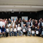 Die ausgezeichneten Sportlerinnen und Sportler mit Landrat Dr. Ronny Raith, dem Kreissportbeauftragten Harald Haase, der Ehrenamtsbeauftragten Doris Werner und den Ehrengästen. Foto: Miriam Lange/Landkreis Regen