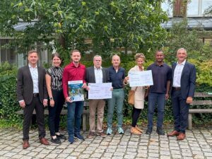 Unser Bild zeigt die Spendenübergabe mit Markus Drüke (Vorstandsmitglied Sparkasse Regen-Viechtach), Teresa Sitzberger, Alexander Achatz, Helmut Baumann (Leitungsteam Kolpingfamilie Zwiesel), Udo Weiderer (Leitungsteam Kolpingfamilie Zwiesel), Mia Engl (Food Exchange / Oberstübchen e.V.), Idris Abu Obeida (Food Exchange / Oberstübchen e.V.) und Landrat Dr. Ronny Raith. Foto: Iris Gehard / Landratsamt Regen