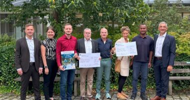 Unser Bild zeigt die Spendenübergabe mit Markus Drüke (Vorstandsmitglied Sparkasse Regen-Viechtach), Teresa Sitzberger, Alexander Achatz, Helmut Baumann (Leitungsteam Kolpingfamilie Zwiesel), Udo Weiderer (Leitungsteam Kolpingfamilie Zwiesel), Mia Engl (Food Exchange / Oberstübchen e.V.), Idris Abu Obeida (Food Exchange / Oberstübchen e.V.) und Landrat Dr. Ronny Raith. Foto: Iris Gehard / Landratsamt Regen