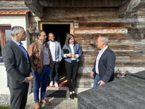 Die Chalets verfügen über viel Luxus, neben einer eigenen Sauna, gehört auch ein eigener Whirlpool zur Ausstattung. Im Bild: Landrat Dr. Ronny Raith, Bürgermeister Franz Wittmann, Juniorchef Michael Sterr, Wirtschaftsförderin Teresa Sitzberger und Hotelier Michael Sterr. Foto: Heiko Langer / Landratsamt Regen