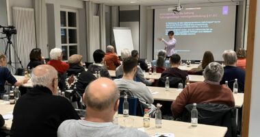 Blick ins Plenum: Zahlreiche Ehrenamtliche informierten sich beim gut besuchten Vortrag „Steuern im Verein“ der Wissenswerkstatt Ehrenamt. Foto: Constanze Steffel / Landkreis Regen.