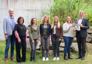 Sie sagen Danke für die Arbeit in den Kindertagesbetreuungseinrichtungen, v.li.: Jugendamtsleiter Martin Hackl, Sandra Holzer (Fachberatung Kita), Sabrina Niedermeier und Stefanie Graßl (Fachaufsichten für Kitas), Selina Altmann (Förderung Kindertagespflege), Nicole Ernst (Fachberatung Kita und Tagespflege) und Landrat Dr. Ronny Raith. Foto: Miriam Lange / Landratsamt Regen.