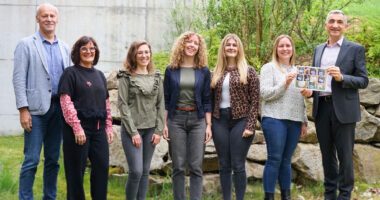 Sie sagen Danke für die Arbeit in den Kindertagesbetreuungseinrichtungen, v.li.: Jugendamtsleiter Martin Hackl, Sandra Holzer (Fachberatung Kita), Sabrina Niedermeier und Stefanie Graßl (Fachaufsichten für Kitas), Selina Altmann (Förderung Kindertagespflege), Nicole Ernst (Fachberatung Kita und Tagespflege) und Landrat Dr. Ronny Raith. Foto: Miriam Lange / Landratsamt Regen.