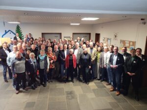 Gruppenbild zum Tagungsstart: Unter den Teilnehmern am ersten Tag war auch die Regener Landrätin Rita Röhrl (Bildmitte, roter Blazer). Foto: Birgit Wilken