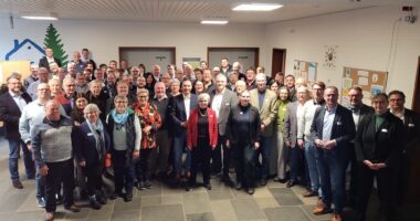 Gruppenbild zum Tagungsstart: Unter den Teilnehmern am ersten Tag war auch die Regener Landrätin Rita Röhrl (Bildmitte, roter Blazer). Foto: Birgit Wilken