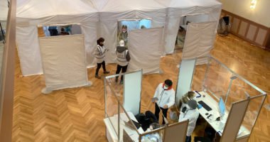 In drei Zelträumen wurde das Pflegepersonal getestet, zuvor mussten sich die Teilnehmer anmelden. Foto: Langer/Landkreis Regen