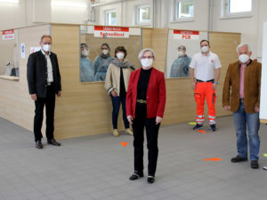 Unser Bild zeigt Landrätin Rita Röhrl (vorne) und Bürgermeisterin Elisabeth Pfeffer (dahinter) mit BRK-Kreisgeschäftsführer Günther Aulinger (li.), Christian Aulinger (2.v.re.) und dem ArberlandREGio-Geschäftsführer Herbert Unnasch (re.), sowie einigen Mitarbeitern der Teststation. Foto: Langer/Landkreis Regen