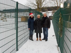 Die Tierschützer Gaby Wunner und Rudolf Radlbeck zeigten der neuen Landrätin Rita Röhrl (Mitte) die neuen Auslaufmöglichkeiten für Hunde.