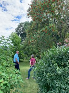 Wolfgang Tiersch zeigt Rosi Wagenstaller und Klaus Eder (nicht im Bild) seinen Garten. Von weitem leuchten die roten Beeren am Vogelbeerbaum. Foto: Klaus Eder/Landkreis Regen