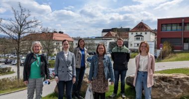 Auf dem Foto zu sehen v.li.: Angela Schwarz und Stephanie Blüml (Arberlandkliniken Zwiesel und Viechtach), Kathrin Klimm (Lebenshilfe Regen), Sandra Ulrich, Andreas Kraus und Anna Zwickenpflug (Agentur für Arbeit Deggendorf). Foto: Lena Stein/Landratsamt Regen