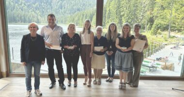 Unser Bild zeigt die Preisträger, v.li. Landrätin Rita Röhrl, Preisträger Michael Ebner mit Ehefrau Martina und Tochter Maria, Ingeborg Schiedermaier und Laura Kast (LBV) sowie Kathrin Kuchler und Schulleiterin Linda Langer von der Schule am Weinberg/SFZ Regen. Foto: Heiko Langer/Landratsamt Regen