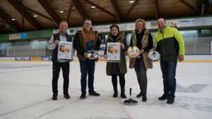 Herbert König (Stadionleiter Eishalle Regen), Tobias Wittenzellner (Regionalmanager), Maria Schneider, Doris Werner (beide Ehrenamtsförderung ARBERLAND) und Roland Fischl (Kreis 100 Bayerwald – Kreisobmann) freuen sich auf viele Teilnehmer am 2. Vereinsaktivtag. Foto: Kathrin Aichinger/Kreisentwicklung Landkreis Regen