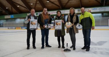 Herbert König (Stadionleiter Eishalle Regen), Tobias Wittenzellner (Regionalmanager), Maria Schneider, Doris Werner (beide Ehrenamtsförderung ARBERLAND) und Roland Fischl (Kreis 100 Bayerwald – Kreisobmann) freuen sich auf viele Teilnehmer am 2. Vereinsaktivtag. Foto: Kathrin Aichinger/Kreisentwicklung Landkreis Regen