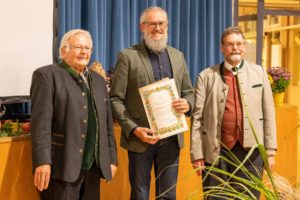 Der Präsident des Landesverbandes für Gartenbau und Landespflege Wolfram Vaitl (re.) überreichte mit Michael Weidner, dem Vorsitzenden des Bezirksverbandes, die Auszeichnung an Klaus Eder. Foto: Franz Bogner/Kreisfachberatung Freyung-Grafenau