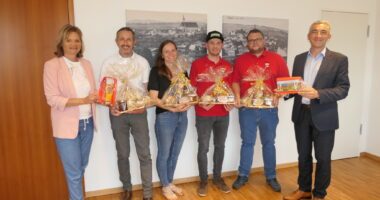 Doris Werner von der Ehrenamtsförderung und Landrat Dr. Ronny Raith (ganz links und rechts) übergeben die Gutscheine und Geschenkkörbe an Werner Schlagintweit, Beate Altmann, Roland Schötz und Lukas Freimuth. Foto: Jessica Döhler / Landratsamt Regen