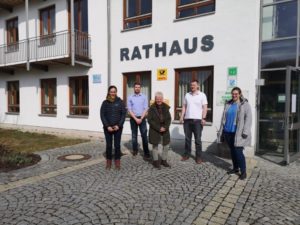 Unser Bild zeigt die Beteiligten nach dem Gespräch, v.li.: Sigrid Kick, Franz Kollmer, Dr. Edith Aschenbrenner, Johannes Vogl und Kathrin Fernandes. Foto: Gemeinde Drachselsried