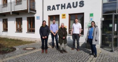 Unser Bild zeigt die Beteiligten nach dem Gespräch, v.li.: Sigrid Kick, Franz Kollmer, Dr. Edith Aschenbrenner, Johannes Vogl und Kathrin Fernandes. Foto: Gemeinde Drachselsried