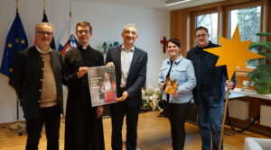 Beim Austausch zur Vorbereitung der Sternsingeraussendung im Landkreis Regen (v. li.) Prodekan Konrad Kuhn, Pfarrvikar Martin Guggenberger, Landrat Dr. Ronny Raith, Karin Wenig und Johannes Hof vom Kirchlichen Jugendbüro Regen. Foto: Melanie Reif / Landkreis Regen