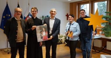 Beim Austausch zur Vorbereitung der Sternsingeraussendung im Landkreis Regen (v. li.) Prodekan Konrad Kuhn, Pfarrvikar Martin Guggenberger, Landrat Dr. Ronny Raith, Karin Wenig und Johannes Hof vom Kirchlichen Jugendbüro Regen. Foto: Melanie Reif / Landkreis Regen