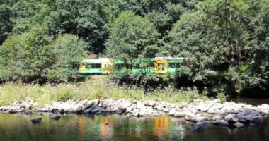 Mit dem Bayerwald-Ticket lässt sich prima die Region erkunden. Die Waldbahn, wie hier am Flusswanderweg bei Teisnach, und viele Busse sorgen für das Reisevergnügen beim Urlaub daheim. Foto: Wibmer