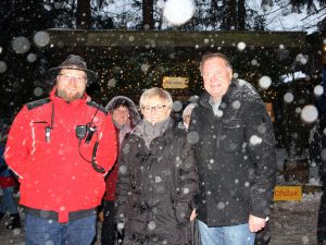 Alexander Rupp, Rita Röhrl und Willi Killinger im Schneegestöber der Waldweihnacht. Foto: Langer/Landkreis Regen