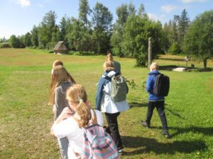 Die Teilnehmerinnen und Teilnehmer der Sommererlebnistage 2025 bei einer Wanderung rund um das Wildniscamp am Falkenstein. Foto: Antonia Muhr / Landratsamt Regen