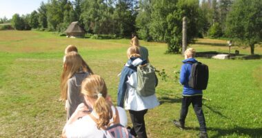 Die Teilnehmerinnen und Teilnehmer der Sommererlebnistage 2025 bei einer Wanderung rund um das Wildniscamp am Falkenstein. Foto: Antonia Muhr / Landratsamt Regen