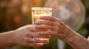 Wasser_Trinken_AdobeStock_2059397642-©-AspctStyle.jpeg
