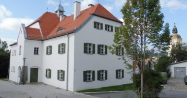 Weisses Schulhaus in Rinchnach