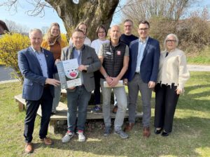 Das Lenkungsgremium des Arbeitskreises Pflege und Soziales freut sich auf die Woche der Pflege (v.li.): Helmut Plenk (VdK Arberland), Melanie Weinbacher (Landratsamt Regen), Arbeitskreisvorsitzender Pfarrer Matthias Schricker, Lena Stein (Lebenshilfe), Tina Sixt (Lebenshilfe), Markus Quappik (Elisabethenheim), Franz Kandler (Arberlandkliniken), Raimund Kreutzer (BBZ Zwiesel), Susanne Wagner (Landratsamt Regen). Foto: Landratsamt Regen