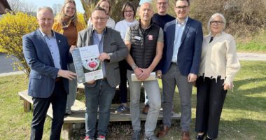 Das Lenkungsgremium des Arbeitskreises Pflege und Soziales freut sich auf die Woche der Pflege (v.li.): Helmut Plenk (VdK Arberland), Melanie Weinbacher (Landratsamt Regen), Arbeitskreisvorsitzender Pfarrer Matthias Schricker, Lena Stein (Lebenshilfe), Tina Sixt (Lebenshilfe), Markus Quappik (Elisabethenheim), Franz Kandler (Arberlandkliniken), Raimund Kreutzer (BBZ Zwiesel), Susanne Wagner (Landratsamt Regen). Foto: Landratsamt Regen