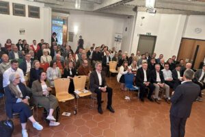 Landrat Dr. Ronny Raith begrüßte und verabschiedete die Besucher. Dabei war der Veranstaltungsraum sehr gut gefüllt. Foto: Heiko Langer / Landratsamt Regen