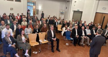 Landrat Dr. Ronny Raith begrüßte und verabschiedete die Besucher. Dabei war der Veranstaltungsraum sehr gut gefüllt. Foto: Heiko Langer / Landratsamt Regen