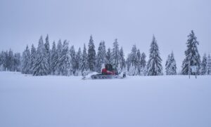 Loipenspurgerät beim Spuren der ersten Loipen am Bretterschachten. ©Woidlife