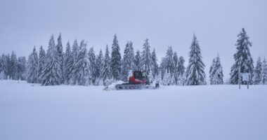 Loipenspurgerät beim Spuren der ersten Loipen am Bretterschachten. ©Woidlife