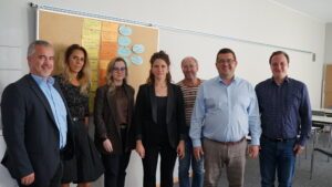 Auf dem Bild, v.l.: Die Teilnehmer und Organisatoren des Workshops: Bürgermeister von Bayerisch Eisenstein Michael Herzog, Leiterin der Koordinationsstelle Bayern-Böhmen Simona Fink, Leiterin der Kreisentwicklung ARBERLAND Judith Weinberger-Singh, Leitung des Künstlerhauses „Schiesslhaus Air“ Katrin Savvulidi, Bürgermeister von Kollnburg Herbert Preuß, Bürgermeister der Stadt Regen Andreas Kroner und Mitarbeiter im Bereich Kultur und Veranstaltungen der Stadt Zwiesel Richard Windsor. (Mitarbeiterin der Koordinationsstelle Bayern-Böhmen Tabea Lepšík – nicht im Bild)