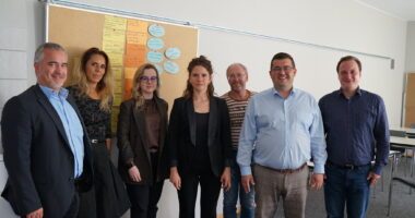 Auf dem Bild, v.l.: Die Teilnehmer und Organisatoren des Workshops: Bürgermeister von Bayerisch Eisenstein Michael Herzog, Leiterin der Koordinationsstelle Bayern-Böhmen Simona Fink, Leiterin der Kreisentwicklung ARBERLAND Judith Weinberger-Singh, Leitung des Künstlerhauses „Schiesslhaus Air“ Katrin Savvulidi, Bürgermeister von Kollnburg Herbert Preuß, Bürgermeister der Stadt Regen Andreas Kroner und Mitarbeiter im Bereich Kultur und Veranstaltungen der Stadt Zwiesel Richard Windsor. (Mitarbeiterin der Koordinationsstelle Bayern-Böhmen Tabea Lepšík – nicht im Bild)