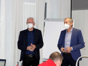 TfK-Botschafter Toni Fischer (li.) und TfK-Vorstand Heinz Iglhaut stellten das Technikhaus für Kinder (TfK) vor. Foto: Langer/Landkreis Regen