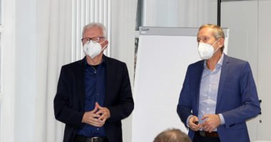 TfK-Botschafter Toni Fischer (li.) und TfK-Vorstand Heinz Iglhaut stellten das Technikhaus für Kinder (TfK) vor. Foto: Langer/Landkreis Regen